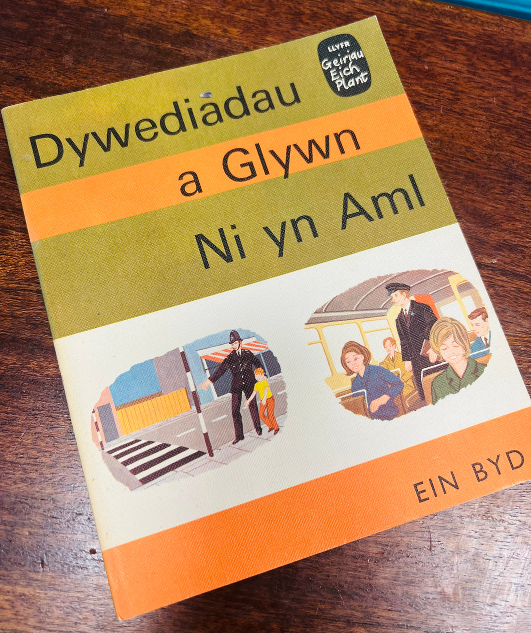 Llyfr ‘Dywediadau a glywn ni yn aml’ o gyfres ‘Geiriau eich Plant’ o 1969 / ‘Dywediadau a glywn ni yn aml’ book from the ‘Geiriau eich plant’ series from 1969