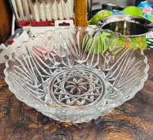 Load image into Gallery viewer, Bowlen Treiffl Wydr Vintage / Vintage Glass Trifle Bowl
