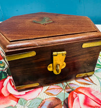 Load image into Gallery viewer, Replica o Sextant Morwrol mewn blwch pren a brass Hynafol / Antique Nautical Navigation Sextant Replica in a wooden and brass box
