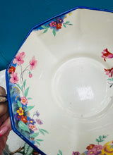Load image into Gallery viewer, Powlen weini James Kent flodeuog wyth ochr Vintage mewn stand EPNS a llwy weini fawr / Vintage floral octagonal James Kent serving bowl in an EPNS stand and with a large serving spoon
