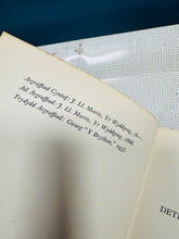 Load image into Gallery viewer, Cyfrol ‘Y Siswrn’ gan Daniel Owen, trydydd argraffiad o 1937 / Third edition of ‘Y Siswrn’ volume by Daniel Owen from 1937

