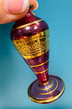 Load image into Gallery viewer, Potel persawr gwydr coch ac aur Vintage o’r Aifft / Vintage red and gold glass Egiptian perfume bottle
