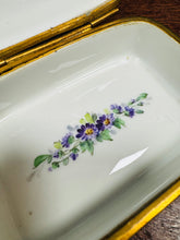 Load image into Gallery viewer, Bocs trinkets seramig Vintage Au Grand Siècle, Paris, wedi ei beintio â llaw / Vintage hand painted Au Grand Siècle, Paris, ceramic trinket box
