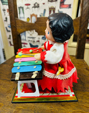 Load image into Gallery viewer, Tegan Vintage ‘wind up’ merch yn chwarae’r xylophonen o’r 60au / Vintage wind up girl playing xylophone from the 60s
