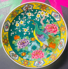 Load image into Gallery viewer, Plât Siapaneaidd Vintage mawr gyda paun wedi’i beintio â llaw / Large Hand Painted Vintage Japanese Peacock Plate
