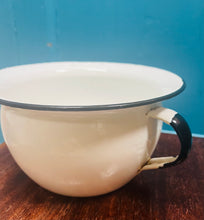 Load image into Gallery viewer, Pot dan gwely / chamber pot enamel gwyn a du Vintage / Vintage black and white enamel chamber pot / planter
