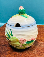 Load image into Gallery viewer, Pot siwgr ‘Water Lilly’ Clarice Cliff Vintage prin wedi ei beintio â llaw yn y 40au / Rare Vintage handpainted Clarice Cliff ‘Water Lilly’ sugar bowl from the 40s
