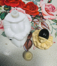 Load image into Gallery viewer, Potel perfume Vintage Avon siâp clown Pierrot / Vintage Pierrot clown Avon perfume bottle
