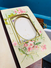 Load image into Gallery viewer, Albwn lluniau blodeuog Fictorianaidd mewn câs lledr a chlasp / Victorian floral photo album in leather case and clasp
