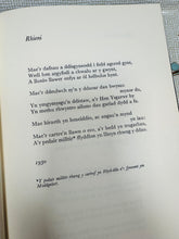 Load image into Gallery viewer, Llyfr clawr caled argraffiad cyntaf ‘Detholiad o gerddi’ T.H.Parry Wiiliams o 1972 wedi ei arwyddo gan y bardd / Signed first edition harback book ‘Detholiad o gerddi’ T.H.Parry Wiiliams from 1972
