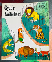 Load image into Gallery viewer, Llyfr plant ‘Gyda’r Anifeiliaid’ Vintage o 1976 / Vintage ‘Gyda’r Anifeiliaid’ children’s book from 1976
