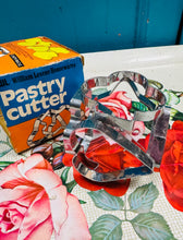 Load image into Gallery viewer, Pastry cutter William Levene Houswares 6 siâp gwahanol yn ei focs gwreiddiol o’r 60au / William Levene Houswares 6 different shapes Pastry cutter from the 60s in it’s original box
