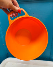 Load image into Gallery viewer, Powlen blastic 4 peint Retro oren gyda handlen o’r 70au / Retro 4 pints orange plastic bowl with handle from the 70s
