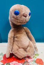Load image into Gallery viewer, Tegan meddal E.T. gwreiddiol o 1982 / Original E.T. Soft toy from 1982
