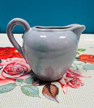 Load image into Gallery viewer, Jwg Retro ‘Saws Mintys’ Crochendu ’Doniau Cudd, Bangor’ / Retro ‘Saws Mintys’ ‘Doniau Cudd, Bangor’ pottery mint sauce jug
