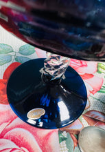 Load image into Gallery viewer, Gwydr balŵn glas Empoli gyda chath seramig yn hongian a llygoden ofnus o ganol y ganrif ddiwethaf / Mid Century Empoli blue balloon glass with a hanging ceramic cat and a scared mouse
