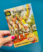 Load image into Gallery viewer, Llyfr Ladybird Cymraeg ‘Ymlaen a ni’ prin o 1969 / Rare Welsh ‘Ymlaen a ni’ Ladybird book from 1969
