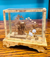 Load image into Gallery viewer, Diarama cork Sieineaidd bychan Vintage Mid Century mewn câs gwydr / Vintage Mid Century minature Chinese carved cork Diarama in a glass case
