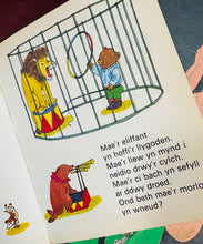 Load image into Gallery viewer, Llyfr plant ‘Gyda’r Anifeiliaid’ Vintage o 1976 / Vintage ‘Gyda’r Anifeiliaid’ children’s book from 1976
