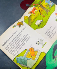 Load image into Gallery viewer, Llyfr plant ‘Gyda’r Anifeiliaid’ Vintage o 1976 / Vintage ‘Gyda’r Anifeiliaid’ children’s book from 1976
