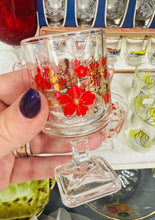 Load image into Gallery viewer, Set o 6 gwydryn blodeuog coch Retro sherry gyda gwaelod sgwâr / Set of 6 red floral Retro sherry glasses with square base
