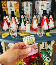 Load image into Gallery viewer, Ecob Hynafol pinc ‘Welsh Costumes’ / Antique’Welsh Costumes’ pink eggcup
