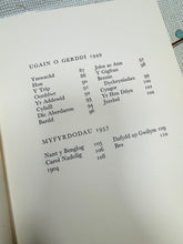 Load image into Gallery viewer, Llyfr clawr caled argraffiad cyntaf ‘Detholiad o gerddi’ T.H.Parry Wiiliams o 1972 wedi ei arwyddo gan y bardd / Signed first edition harback book ‘Detholiad o gerddi’ T.H.Parry Wiiliams from 1972
