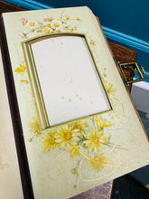 Load image into Gallery viewer, Albwn lluniau blodeuog Fictorianaidd mewn câs lledr a chlasp / Victorian floral photo album in leather case and clasp
