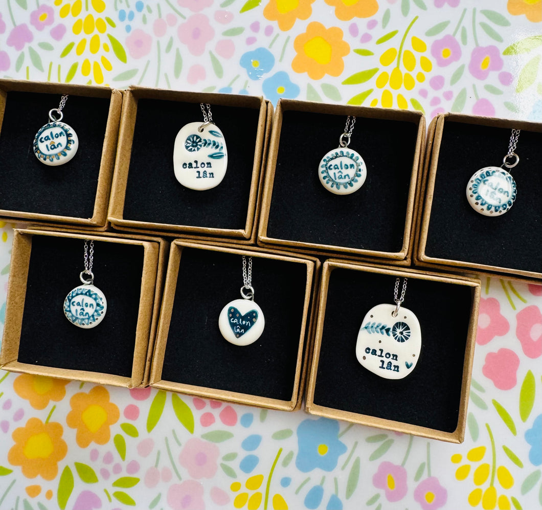 Mwclis unigryw ‘Calon Lân’ seramig ac arian gan Tlysau / Unique seramic and silver ‘Calon Lân’ necklace by Tlysau