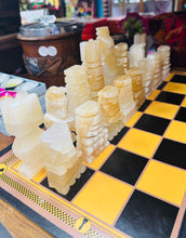 Load image into Gallery viewer, Set Chess Marbl Onyx Vintage o’r 70au a bwrdd chess sydd yn plygu / Vintage Marble Onyx Chess set from the 70s with a golding chess board

