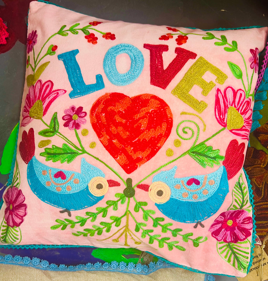 Clustog felfed pinc ‘Love’ wedi ei frodio â llaw  / Pink velvet ‘Love’ hand embroidered cushion