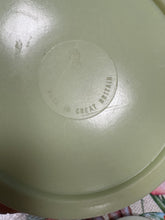 Load image into Gallery viewer, Bwced dal rhew plastic mint o ganol y ganrif ddiwethaf / Mid Century mint plastic ice bucket
