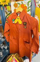 Load image into Gallery viewer, Dillad Girl Guides Vintage o’r 60au gyda 20 bathodyn / Girl Guides Vintage Brownie Uniform from the 1960&#39;s with 20 Badges
