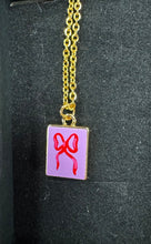Load image into Gallery viewer, Mwclis charms bychan / Small charm necklace
