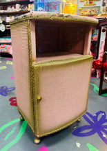 Load image into Gallery viewer, Cabinet ochr gwely Lloyd Loom Vintage pinc, aur a blodeuog / Vintage pink, gold and floral Lloyd Loom bedside cabinet

