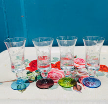 Load image into Gallery viewer, Set o 4 gwydryn sherry Vintage wedi eu ysgythru gyda stem lliwiau gwahanol / Set of 4 Vintage etched sherry glasses with different coloured stem
