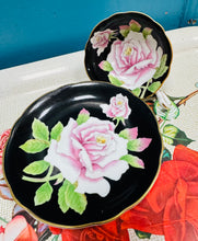 Load image into Gallery viewer, Cwpan a soser Vintage Siapaneaidd rhosod pinc a du wedi eu peintio â llaw / Vintage Japanese handpainted pink and nlack rose cup and saucer

