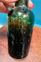 Load image into Gallery viewer, Potel Hynafol gwydr gwyrdd ‘R.Orme &amp; co Limited Bakewell &amp; Matlock’ / Antique green glass ‘R.Orme &amp; co Limited Bakewell &amp; Matlock’ bottle
