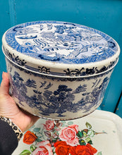 Load image into Gallery viewer, Tin mawr Vintage patrwm Willow Pattern / Large Vintage Willow Pattern design vintage tin
