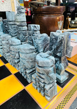 Load image into Gallery viewer, Set Chess Marbl Onyx Vintage o’r 70au a bwrdd chess sydd yn plygu / Vintage Marble Onyx Chess set from the 70s with a golding chess board
