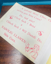 Load image into Gallery viewer, Llyfr plant ‘Betsi Clwc Clwc a’r Nadolig’ o 1960 / ‘Betsi Clwc Clwc a’r Nadolig’ children’s book from 1960
