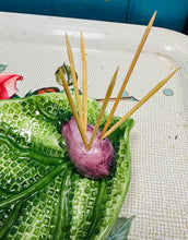 Load image into Gallery viewer, Powlen nibls siâp deilen fechan Vintage o’r Eidal gyda wylys back ar yr ochr / Vintage Italian leaf shaped nibbles dish with a small aubergine on the side
