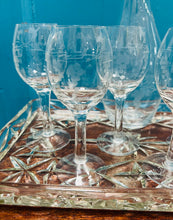 Load image into Gallery viewer, Set o 6 gwydryn sherry / port Vintage wedi eu ysgythru gyda decanter sy’n matchio ar hambwrdd gwydr / Set of 6 Vintage etched sherry / port glasses with a matching decanter on a glass tray
