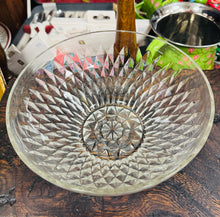 Load image into Gallery viewer, Bowlen Treiffl Wydr Vintage / Vintage Glass Trifle Bowl
