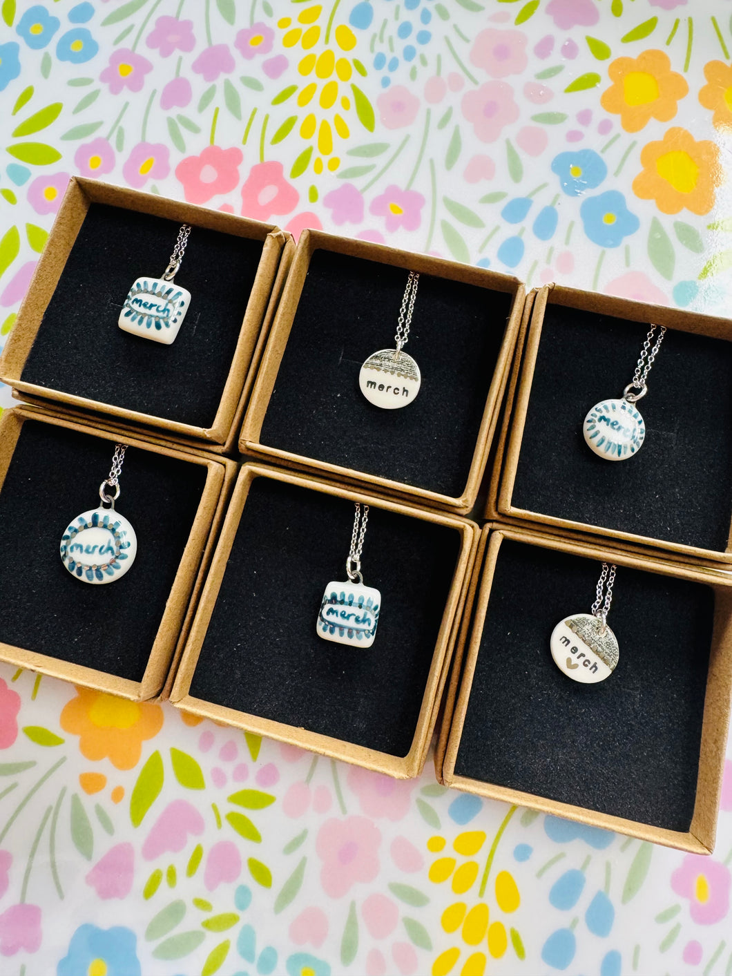 Mwclis unigryw ‘Merch’ seramig ac arian gan Tlysau / Unique seramic and silver ‘Merch’ necklace by Tlysau