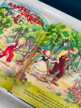 Load image into Gallery viewer, Llyfr clawr caled Vintage ‘The house that Jack built’ a ‘Hansel a Gretel’ o 1970 / Vintage ‘The house that Jack built’ and ‘Hansel a Gretel’ hardback book from 1970
