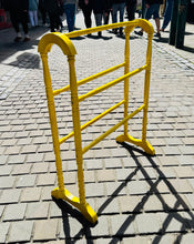 Load image into Gallery viewer, Rail dal towel pren melyn llachar Vintage / Vintage bright yellow wooden freestanding towel rail
