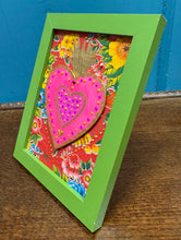 Load image into Gallery viewer, Ffrâm gwyrdd calon Mexicanaidd wedi ei wneud â llaw / Handmade Mexican heart in a green frame
