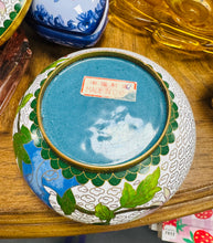 Load image into Gallery viewer, Trinket Box enamel lliwgar Vintage / Vintage colourful enamel trinket box

