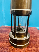 Load image into Gallery viewer, Lamp Glowr brass a gwydr Hynafol ‘E.Thomas &amp; Williams, Cambrian, Aberdâr rhif 52898 / Antique brass and glass E.Thomas &amp; Williams, Cambrian, Aberdare Miners lantern No 52898
